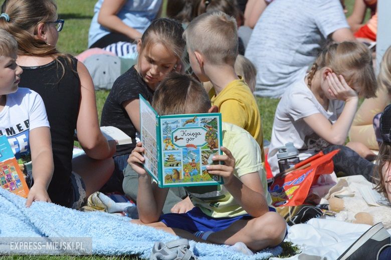 Wspólne czytanie na boisku w Miękini