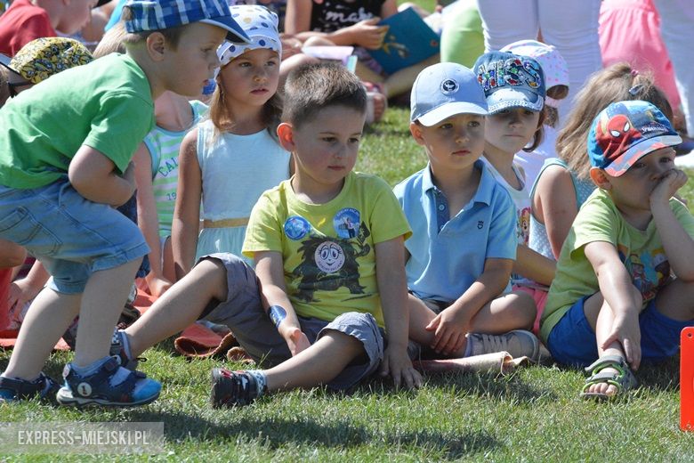 Wspólne czytanie na boisku w Miękini