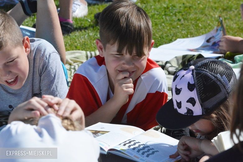 Wspólne czytanie na boisku w Miękini