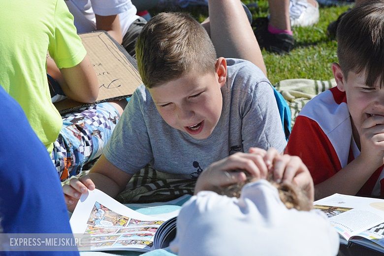 Wspólne czytanie na boisku w Miękini