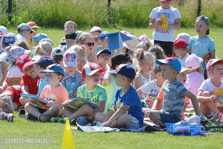 Wspólne czytanie na boisku w Miękini