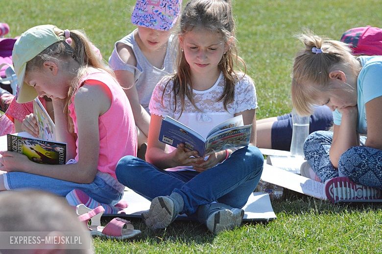 Wspólne czytanie na boisku w Miękini