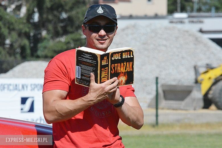 Wspólne czytanie na boisku w Miękini