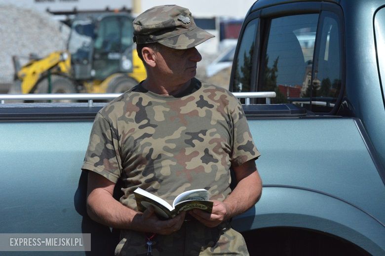 Wspólne czytanie na boisku w Miękini