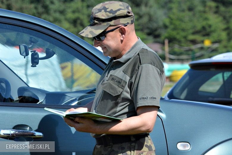 Wspólne czytanie na boisku w Miękini