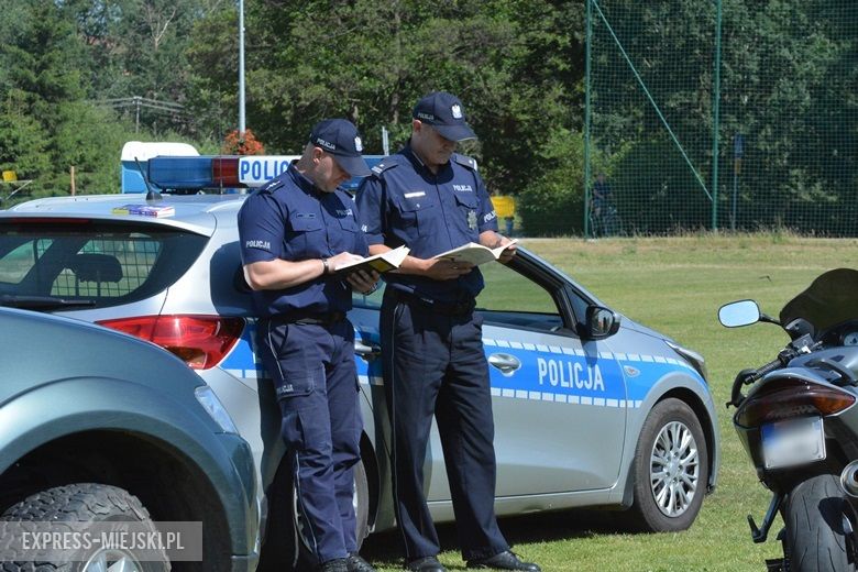 Wspólne czytanie na boisku w Miękini