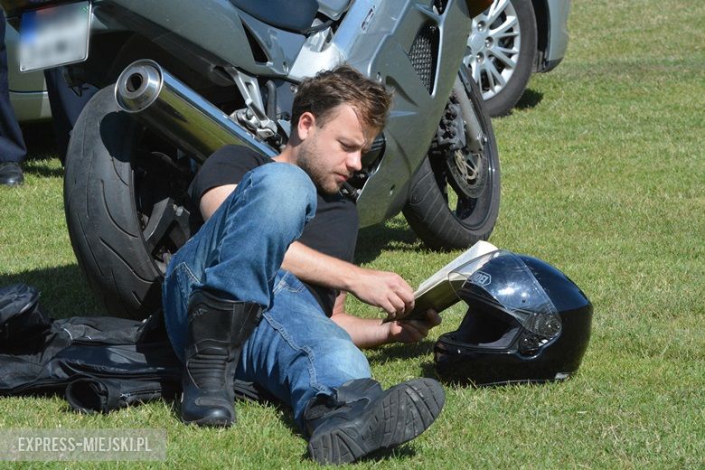 Wspólne czytanie na boisku w Miękini