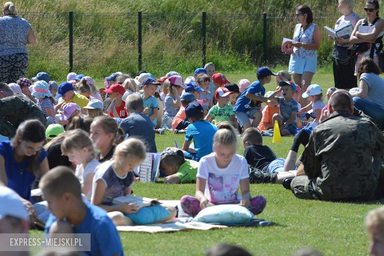 Wspólne czytanie na boisku w Miękini