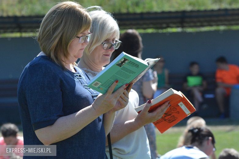 Wspólne czytanie na boisku w Miękini