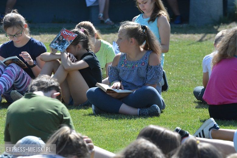 Wspólne czytanie na boisku w Miękini