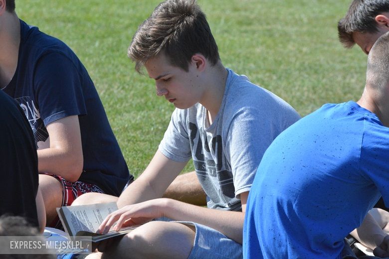 Wspólne czytanie na boisku w Miękini