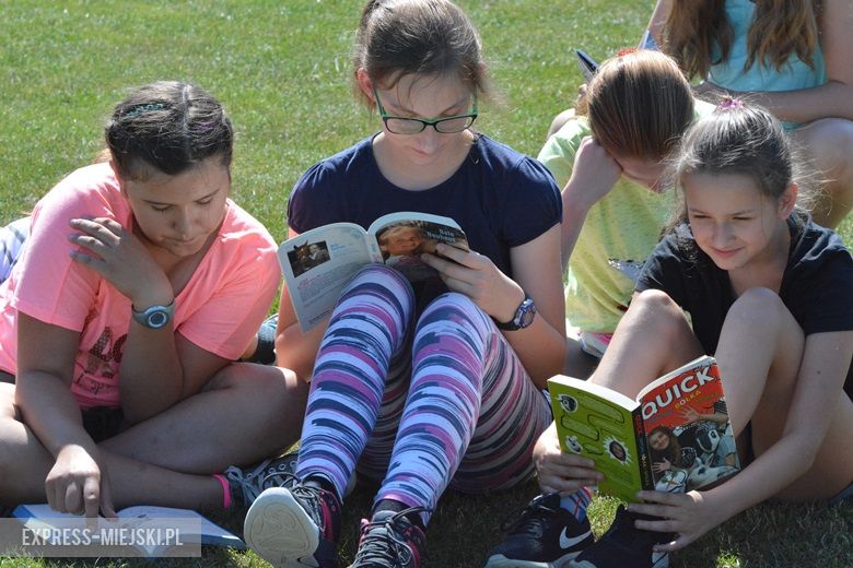 Wspólne czytanie na boisku w Miękini