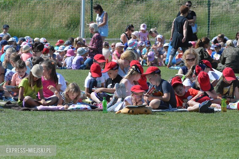 Wspólne czytanie na boisku w Miękini