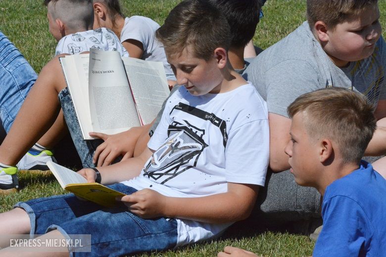 Wspólne czytanie na boisku w Miękini