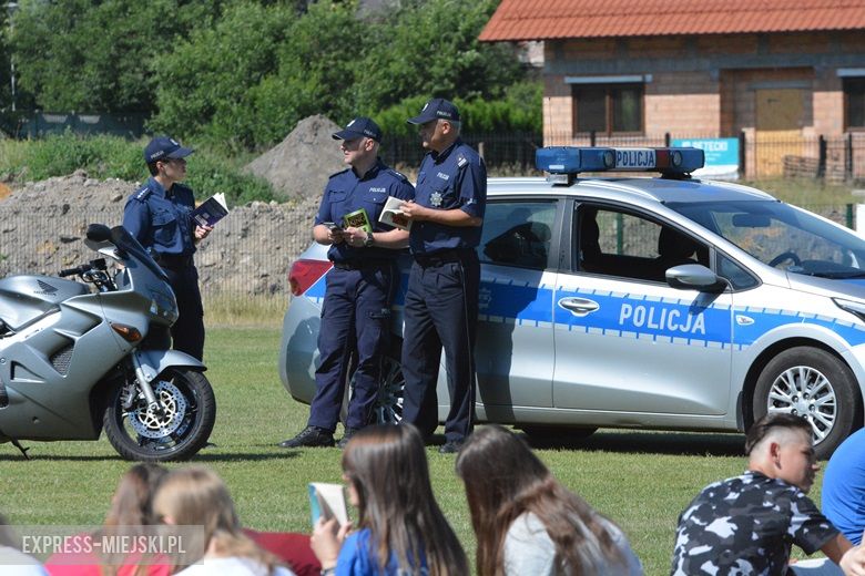 Wspólne czytanie na boisku w Miękini