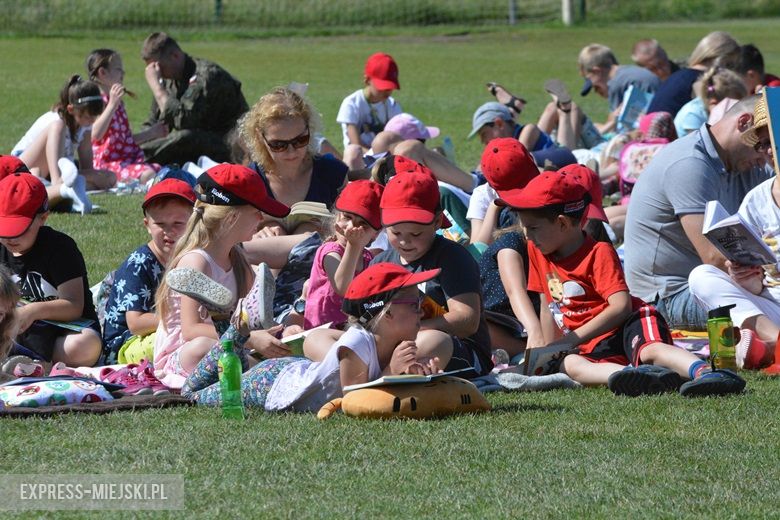 Wspólne czytanie na boisku w Miękini
