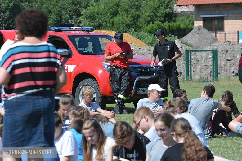 Wspólne czytanie na boisku w Miękini