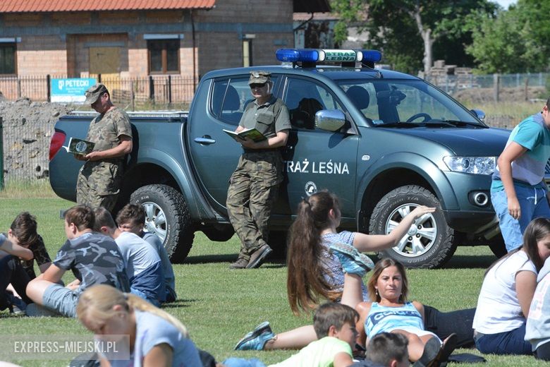 Wspólne czytanie na boisku w Miękini