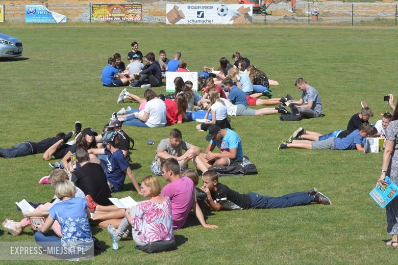 Wspólne czytanie na boisku w Miękini