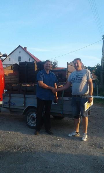 Akcja rozdawania jabłek w Pichorowicach