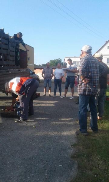 Akcja rozdawania jabłek w Pichorowicach