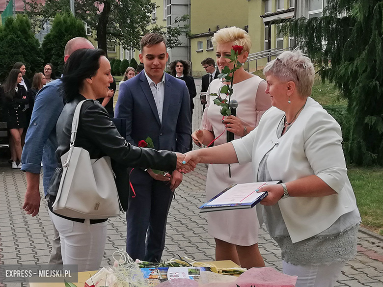 W gimnazjum w Kostomłotach uroczyście zakończono rok szkolny