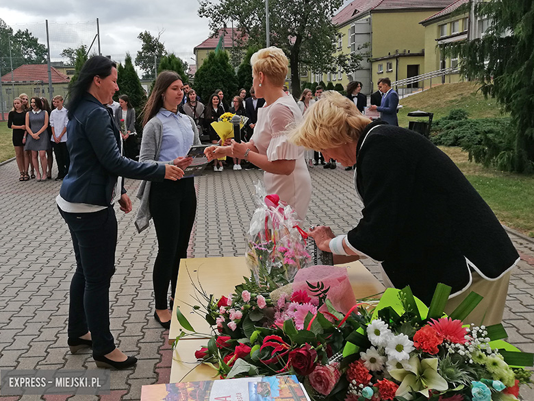 W gimnazjum w Kostomłotach uroczyście zakończono rok szkolny