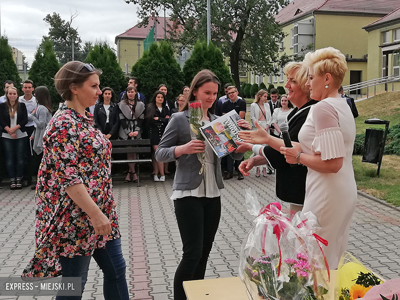 W gimnazjum w Kostomłotach uroczyście zakończono rok szkolny