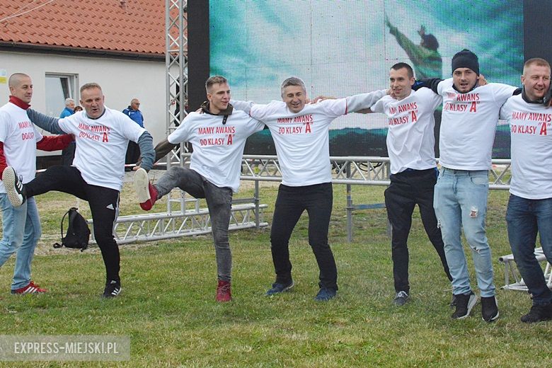 Piłkarze świętowali awans do A klasy