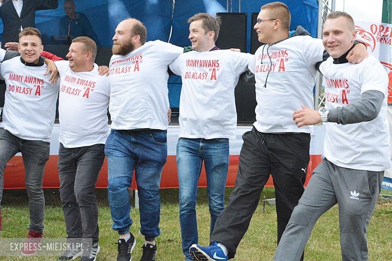 Piłkarze świętowali awans do A klasy