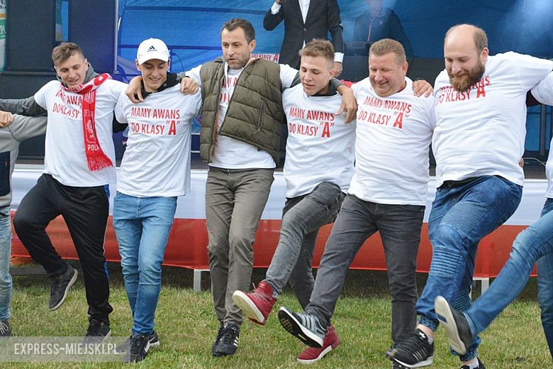 Piłkarze świętowali awans do A klasy