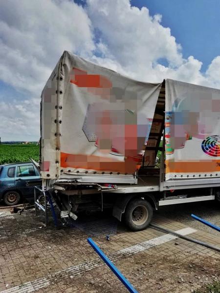 Pociąg zderzył się z busem w Czernej