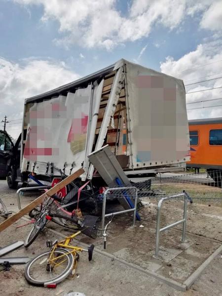 Pociąg zderzył się z busem w Czernej