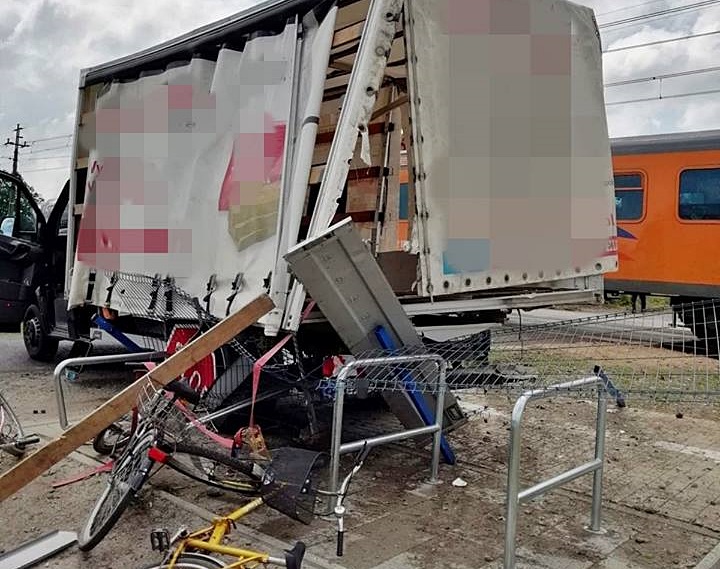 Pociąg zderzył się z busem w Czernej