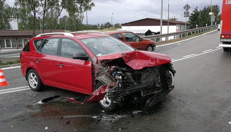 Kolizja na zjeździe z A4 w Kostomłotach