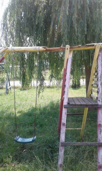 Zniszczone place zabaw w gminie Udanin