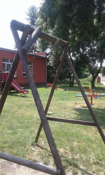Zniszczone place zabaw w gminie Udanin