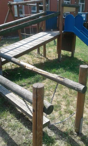 Zniszczone place zabaw w gminie Udanin