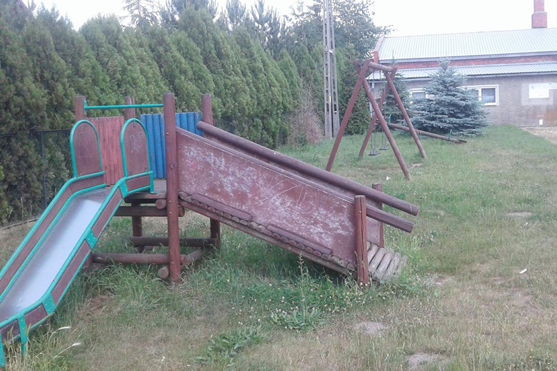 Zniszczone place zabaw w gminie Udanin