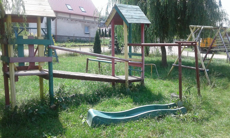 Zniszczone place zabaw w gminie Udanin