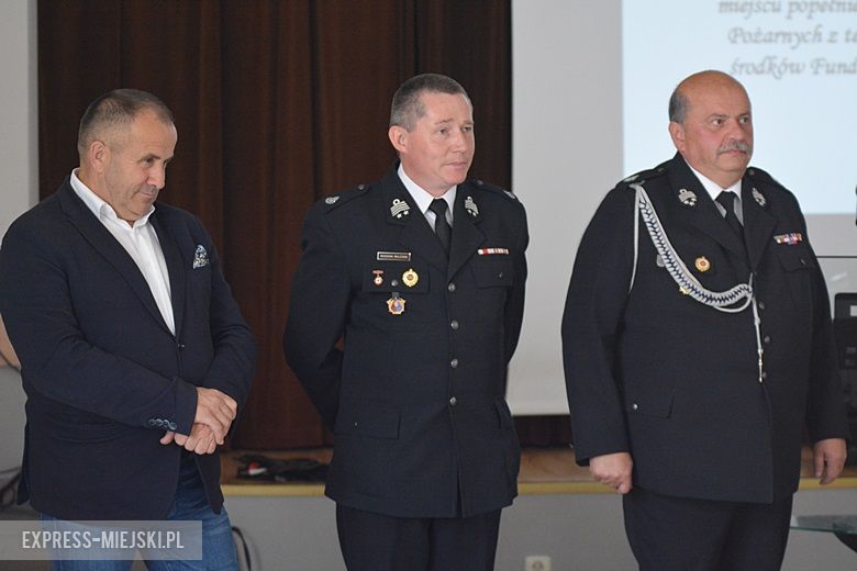 Przekazanie nowego sprzętu strażakom