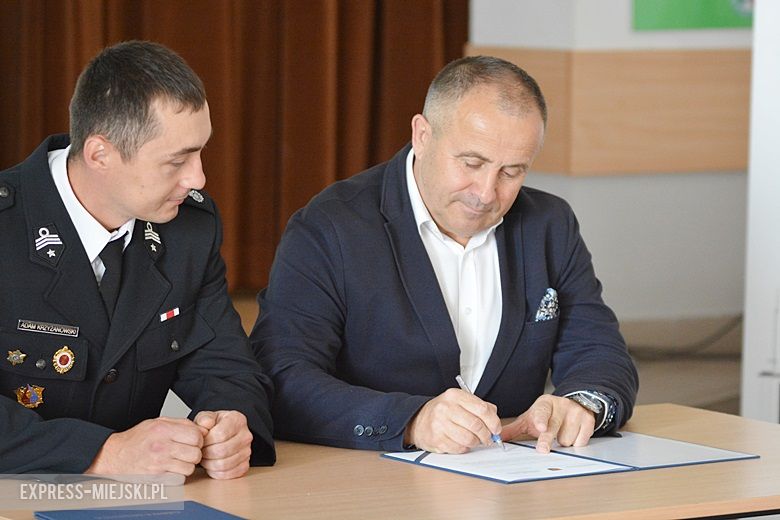 Przekazanie nowego sprzętu strażakom