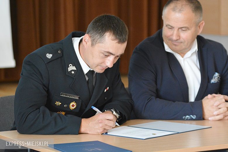 Przekazanie nowego sprzętu strażakom