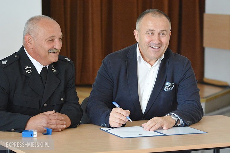 Przekazanie nowego sprzętu strażakom