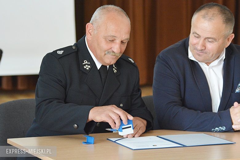 Przekazanie nowego sprzętu strażakom