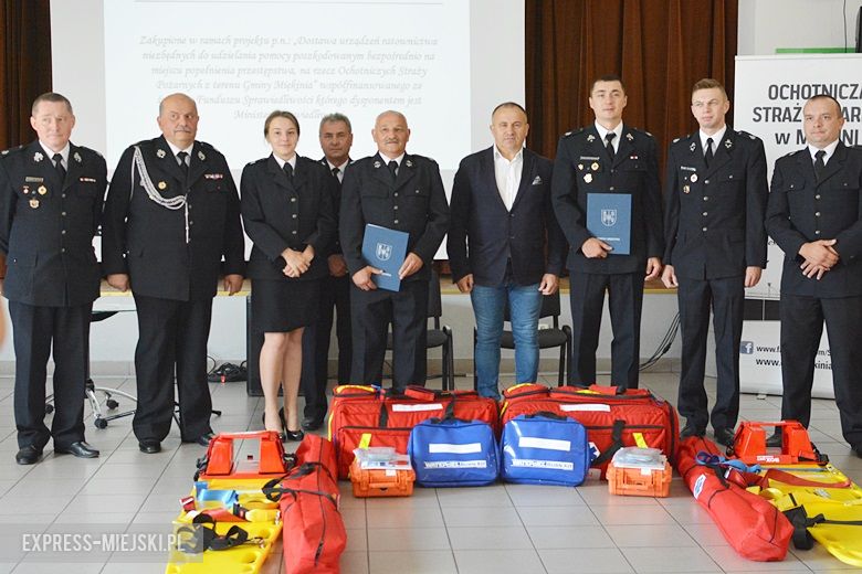 Przekazanie nowego sprzętu strażakom