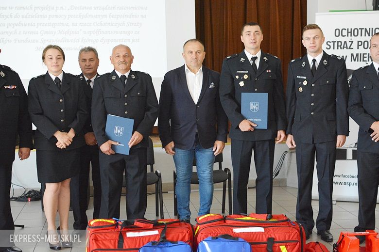 Przekazanie nowego sprzętu strażakom