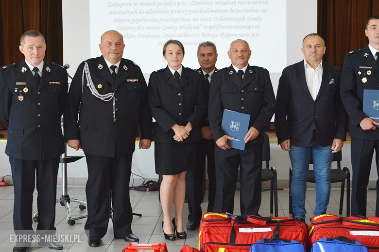 Przekazanie nowego sprzętu strażakom