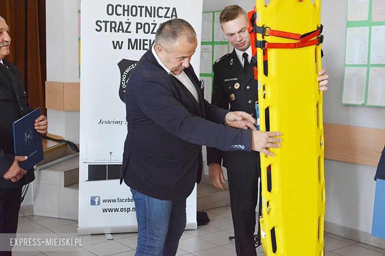 Przekazanie nowego sprzętu strażakom