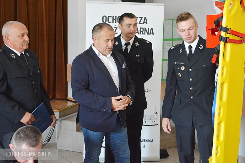 Przekazanie nowego sprzętu strażakom